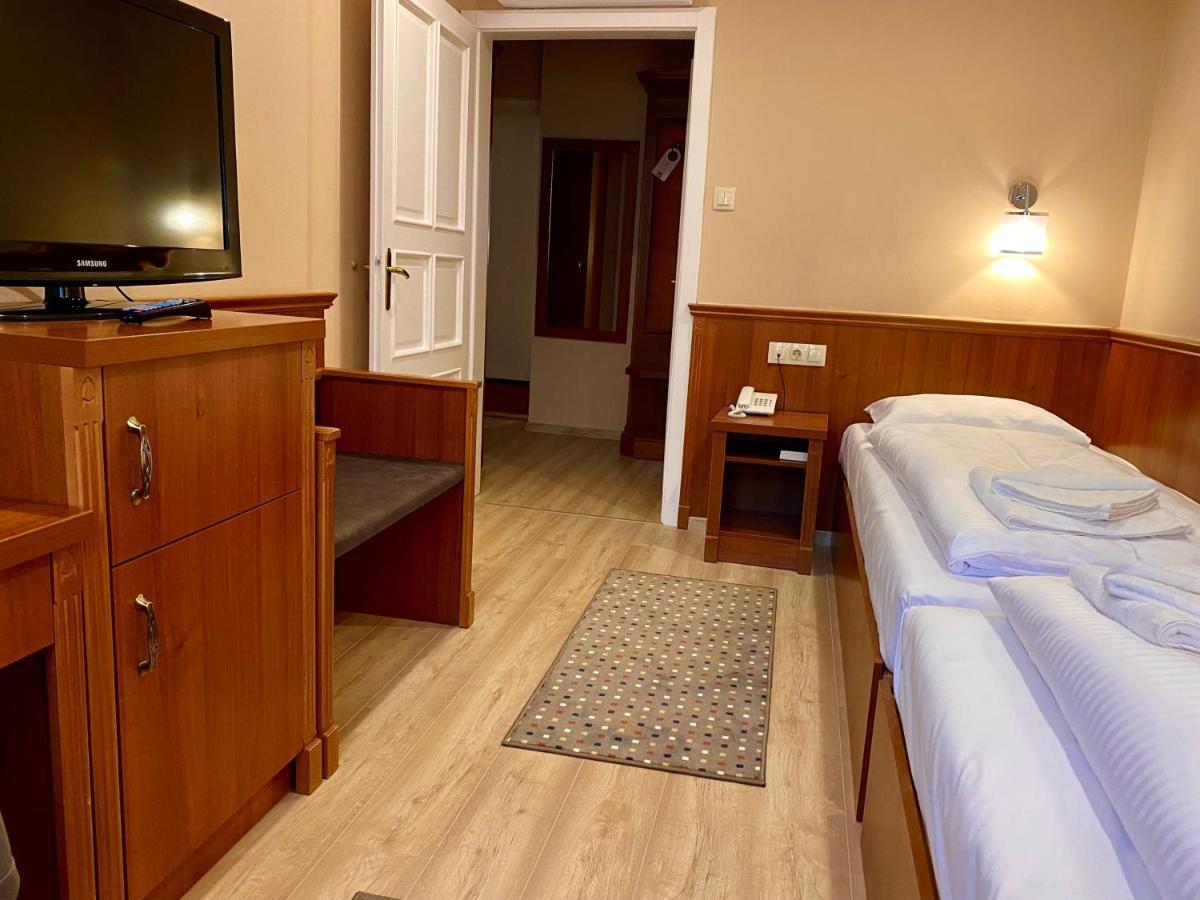 Borostyan Panzio Hotel Kaposvar Exterior photo